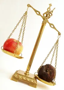 Healthy Eating Concept Photo Drucke: Red and rotten apple on a scale