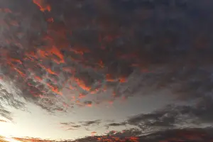 Central European Cloud Formations Drucke: Red shining clouds in the evening sky