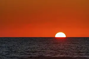 Warm Light Of The Setting Sun Drucke: Red sunset on the Silver Coast
