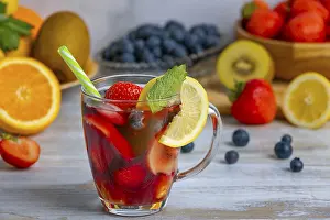 Orange Colored Beverages Drucke: Red wine with strawberries, lemons and oranges
