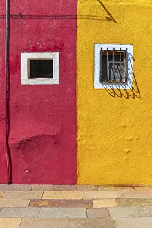 Colorful House Facade Drucke: Red and yellow wall with window