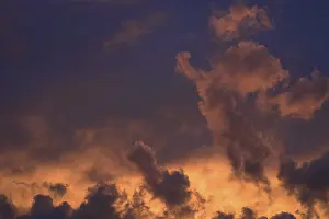 Central European Cloudy Skies Drucke: Reddish clouds at sunset, Bavaria, Germany