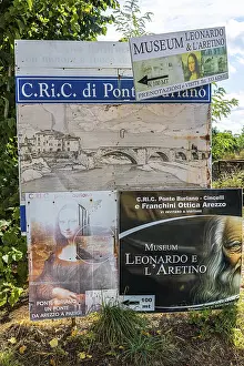 Tuscany Tourist Attraction Drucke: Reference to the Leonardo Museum at the stone arch bridge