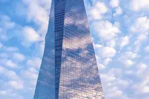 Low Angle View Photography Drucke: Reflection of clouds in a glass building