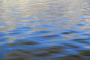 Undulating Water Surface Drucke: Reflection of the cloudy sky on undulating water surface
