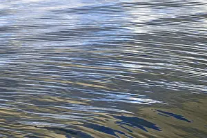 Undulating Water Surface Drucke: Reflection of the cloudy sky on undulating water surface