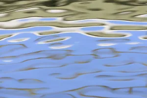 Wavy Water Surface Drucke: Reflection of cloudy sky on the wavy water surface