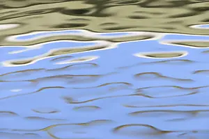 Wavy Water Surface Drucke: Reflection of cloudy sky on the wavy water surface