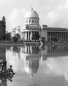 Historic Post Office Building Drucke: Reflection of General Post Office building in pond