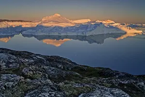 Ilulissat Icefjord Drucke: Reflection of icebergs, midnight sun