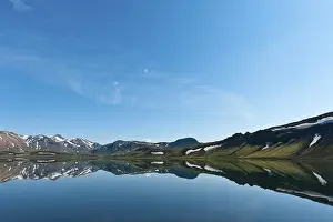 Panoramic Mountain Landscape Drucke: Reflection in the still lake, remnants of snow