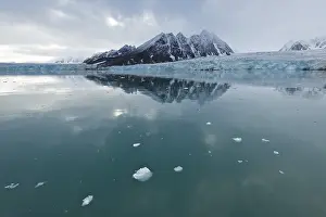 Svalbard Glacier Drucke: Reflection, mountains and Monacobreen glacier