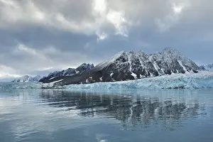 Cloudy Coastal Scene Drucke: Reflection, mountains and Monacobreen glacier