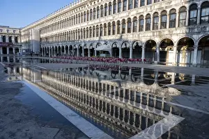 Venice Water Reflection Drucke: Reflection of the procurations at Acqua alta on St