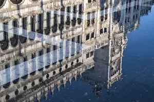 Venice Tourist Attraction Drucke: Reflection of the procurations at Acqua alta on St