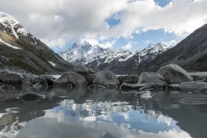 New Zealand Landscape Drucke: Reflection on the shore of Hooker Lake
