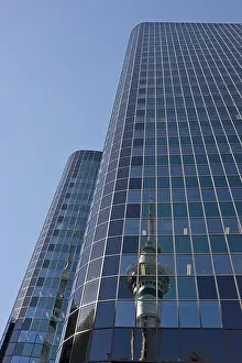 Himmelsturm Drucke: Spiegelung des Sky Tower im Philip Fox Building