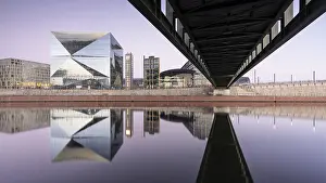 Central Europe Railway Stations Drucke: Reflection on the Spree at the main station with bridge and cube