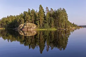 Scandinavian Nature Scenes Drucke: Reflection Trees and rocks, lake