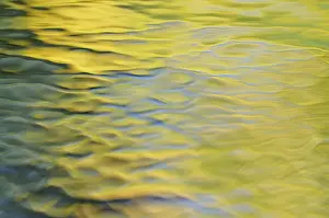 Close Up Water Surface Drucke: Reflection on wavy water surface