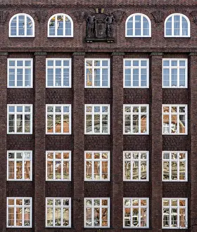 Deserted House Facade Drucke: Reflection in the window on the house facade
