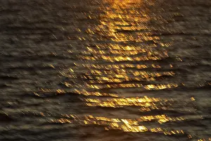 Water Surface Reflections Drucke: Reflections of the setting sun on the water surface