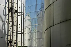 Industrial Storage Facility Drucke: Reflections on a silo