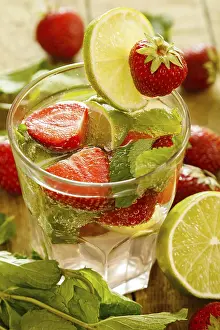 Wooden Table Setting Drucke: Refreshing drink with strawberry