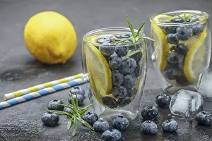 Healthy Summer Drinks Drucke: Refreshing summer drink with lemon
