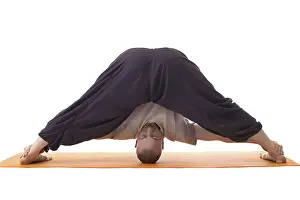 Meditation And Wellbeing Drucke: Relaxed man posing in difficult yoga pose