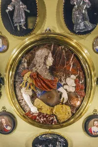 Semi Precious Stone Decoration Drucke: The relief is made in crystal, onyx