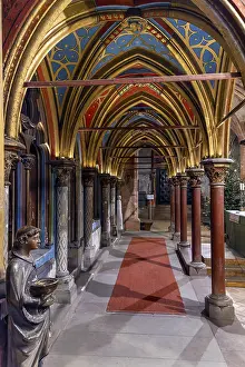 Drucke von Religiöses Standbild unter Bögen mit Säulen in Rot, Blau und Gold in der Jung-Sankt-Peter-Protestantischen Kirche, Saint Pierre le Jeune, Altstadt, Straßburg, Bas-Rhin, Elsass, Frankreich St. Pierre Und Miquelon Drucke: Religiöses Statuen unter Bögen mit Säulen in Rot.