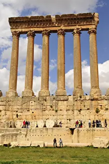 Drucke von Die sechs verbleibenden Säulen des Tempels von Jupiter, UNESCO-Weltnaturerbe, Baalbek, Beqaa-Tal, Libanon, Naher Osten Baalbek Drucke: Die sechs verbleibenden Säulen des Tempels von Jupiter.