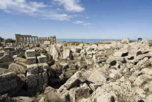Ancient Greek Ruins Italy Drucke: Remaining rubble of Temple G and Temple E