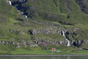 Icelandic Countryside Waterfalls Drucke: Remote farm in front of a waterfall