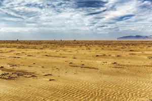 Mountain Climbing In Europe Drucke: Remote sandy beach, wind-created structures