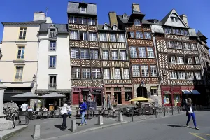 Old Town Architecture Europe Drucke: Rennes (Brittany, north-western France): half-timbered building in the square place du Champ-Jacquet in downtown Rennes