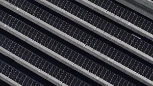 Ecofriendly Power Supply Drucke: Repetitive diagonal pattern of solar panels on a rooftop