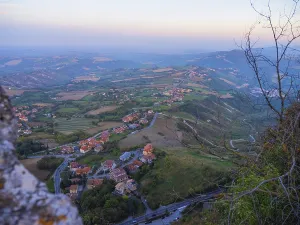 San Marino Drucke: Republik San Marino. 31.10.2022 alte Festung auf dem Berg