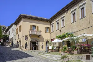Urbino Drucke: Restaurant vor dem Uhrenturm in Gradara, Provinz Pesaro und Urbino, Italien