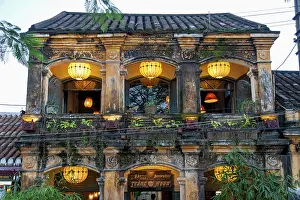 Southeast Asia Tourist Attraction Drucke: Restaurant with an old facade