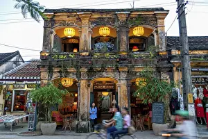 Southeast Asia Cultural Monument Drucke: Restaurant with an old facade