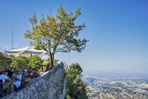 San Marino Drucke: Restaurant auf steilem Hang, Stadt San Marino.