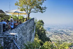 San Marino Drucke: Restaurant auf steilem Hang, Stadt San Marino