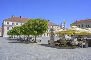 Southeast Europe Deserted Places Drucke: Restaurants on the main square of Tvrđa