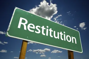 Cloudy Sky Image Drucke: Restitution road sign with dramatic clouds and sky