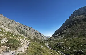 Mountain Creek Europe Drucke: Restonica river flows at its source through mountain valley