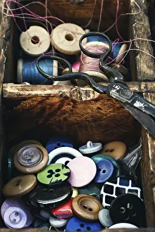 Wooden Sewing Box Drucke: Retro composition with buttons and thread in a wooden box