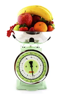Vintage Kitchen Utensil Drucke: Retro kitchen scale with a diversity of fruit