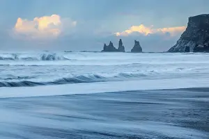 Cloudy Sky Coastal Scene Drucke: Reynisdrangar pinnacles, lava sandy beach